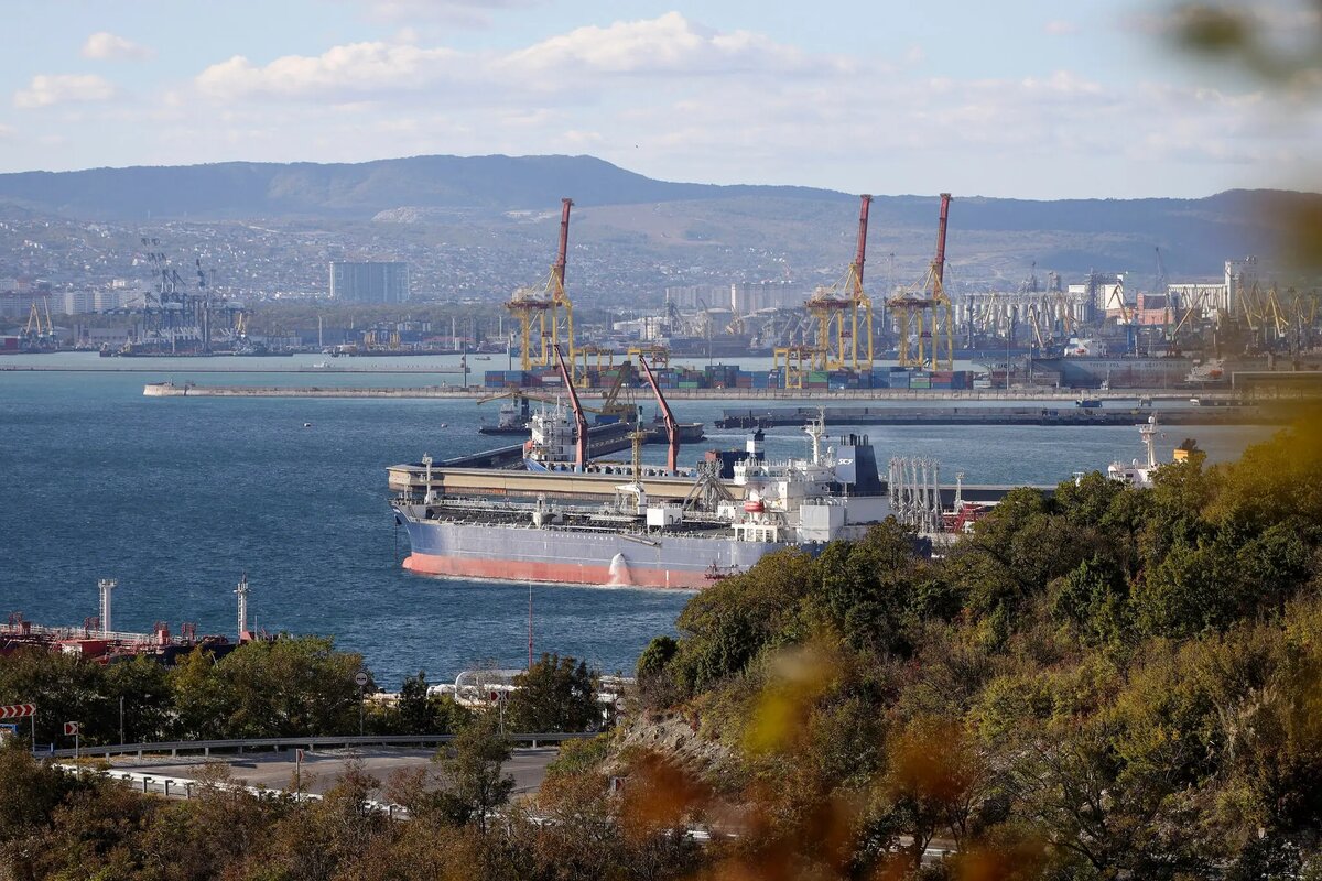 Нефтяной танкер в Новороссийске, Россия, в прошлом месяце. Фото...Associated Press