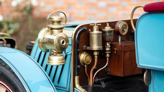 Один из первых автомобилей, выставлен на аукцион Один из первых автомобилей, выставлен на аукцион