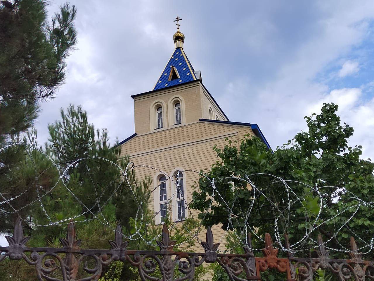 Православные храмы в Дагестане стали обносить колючей проволокой