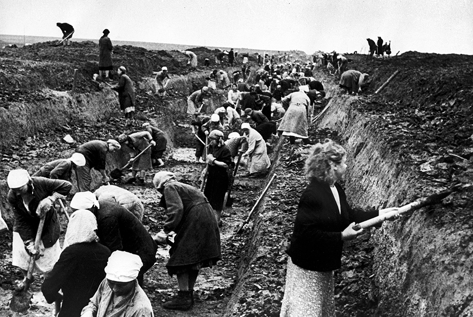 Комсомольцы на строительстве оборонительных сооружений под Москвой. 1941 год