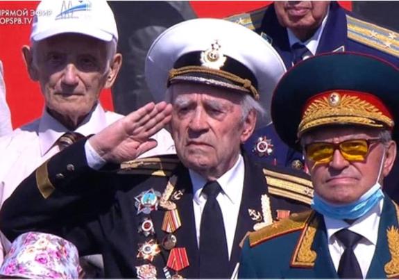 Ряженые на параде Победы. Ветераны с «липовыми» орденами стояли рядом с представителями власти Ряженые на параде Победы. Ветераны с «липовыми» орденами стояли рядом с представителями власти