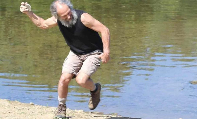 Мужчина бросил камень по воде и он отскочил 88 раз. Мировой рекорд на видео
