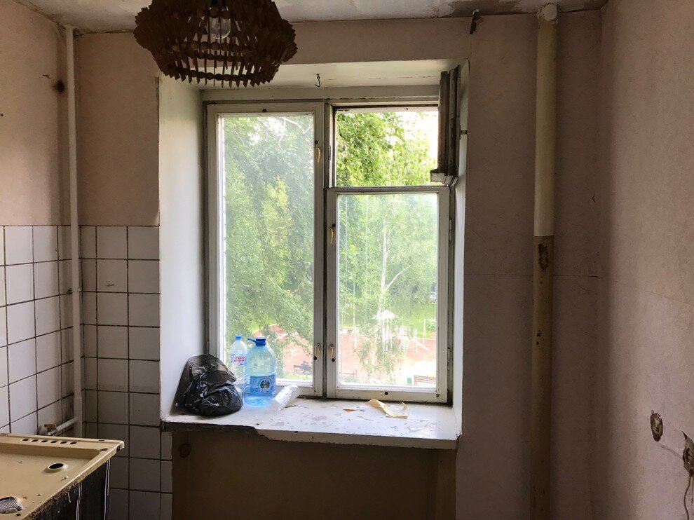 Молодая девушка недавно приобрела недорогую хрущёвку в Таганском районе Москвы. Цена была действительно хорошей, поэтому от покупки она не стала отказываться, даже увидев состояние квартиры.-4