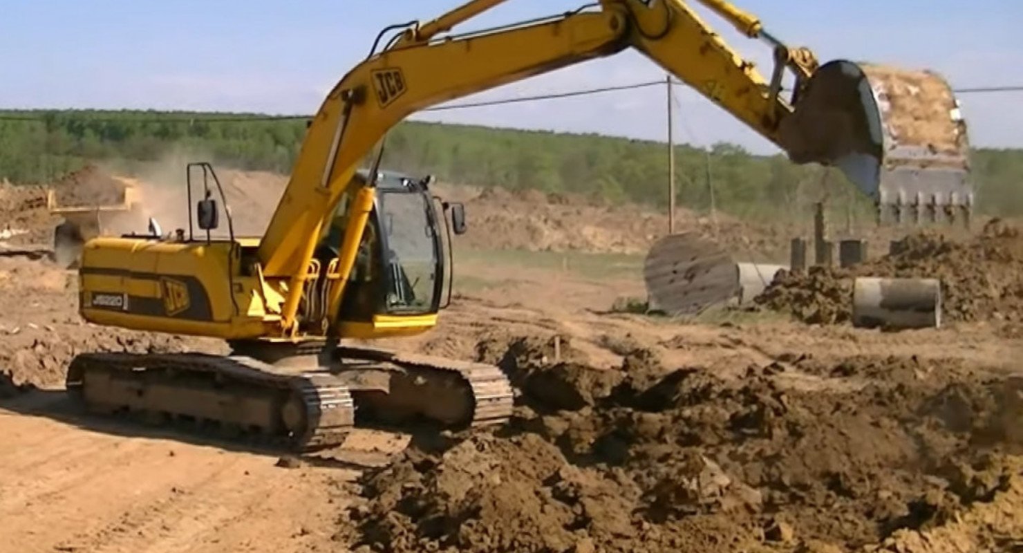 В Турции экскаваторщик в гневе изуродовал пять грузовиков