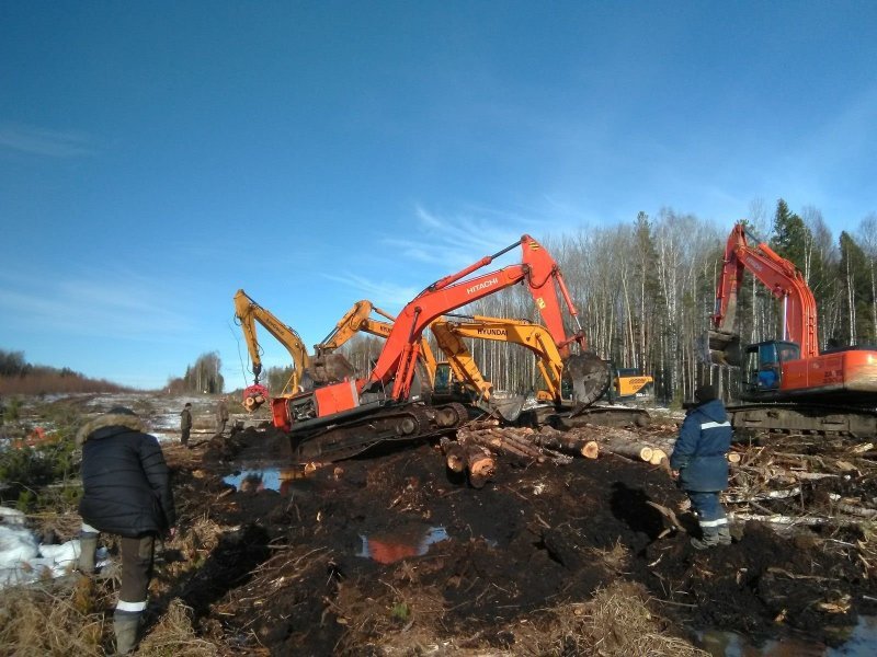 Не бросили товарища: экскаваторы спасают своего увязшего собрата Не бросили товарища: экскаваторы спасают своего увязшего собрата
