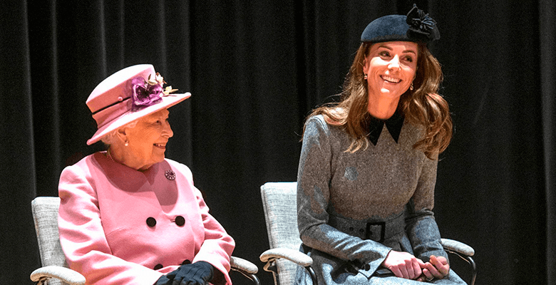 Королева Елизавета II поделилась пледом с Кейт Миддлтон