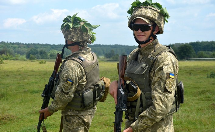 Солдаты ВСУ во время учений во Львовский области