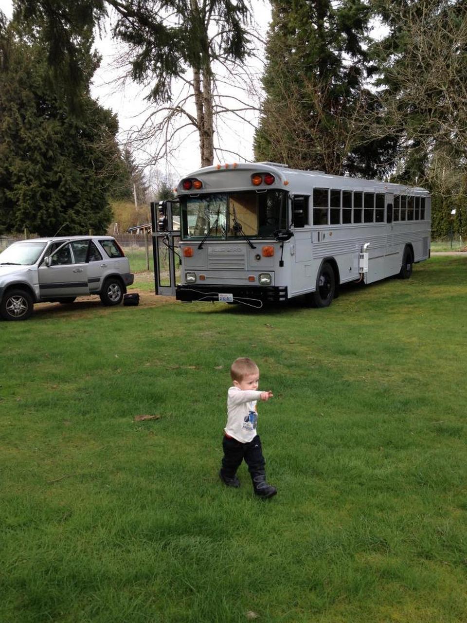 Семья из пяти человек переехала жить в старый школьный автобус