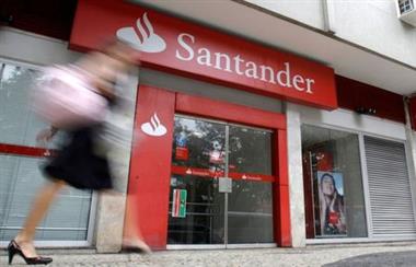 FILE PHOTO: A woman walks past Santander bank branch in Rio de Janeiro October 7, 2009. REUTERS/Sergio Moraes/File Photo 