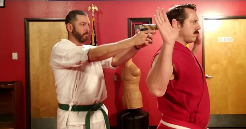 Мастер Кен продемонстрировал лучшие способы защиты от пистолета