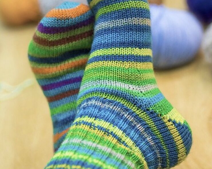 Практичные и очень простые в исполнении носки для новичков. Пятка бумеранг. Подробное описание