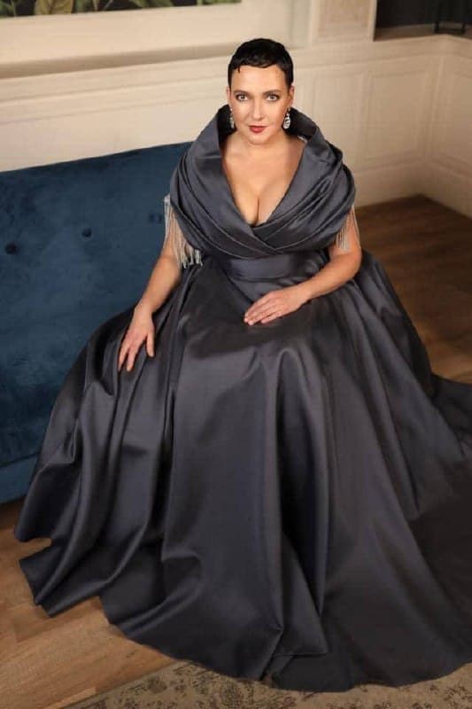 Бывший депутат Верховной рады и экс-боевик «АТО» Надежда Савченко устроила фотосессию в вечерних платьях....