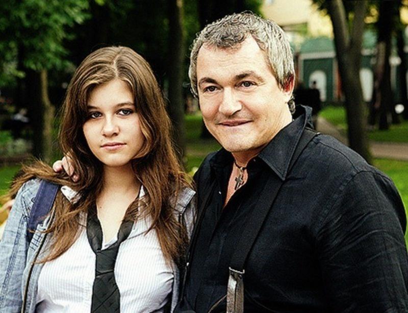 Был женат на племяннице, построил тайную комнату для утех и до сих пор любит изменившую ему бывшую жену: что известно о личной жизни Дмитрия Диброва Дибров, Дмитрия, Дмитрий, Диброва, Полина, телеведущий, жизни, известно, стала, женой, сейчас, через, шоумен, время, часто, кроме, родители, развода, дочерью, Ольгой