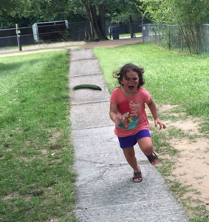 девочка убегает от павлина 