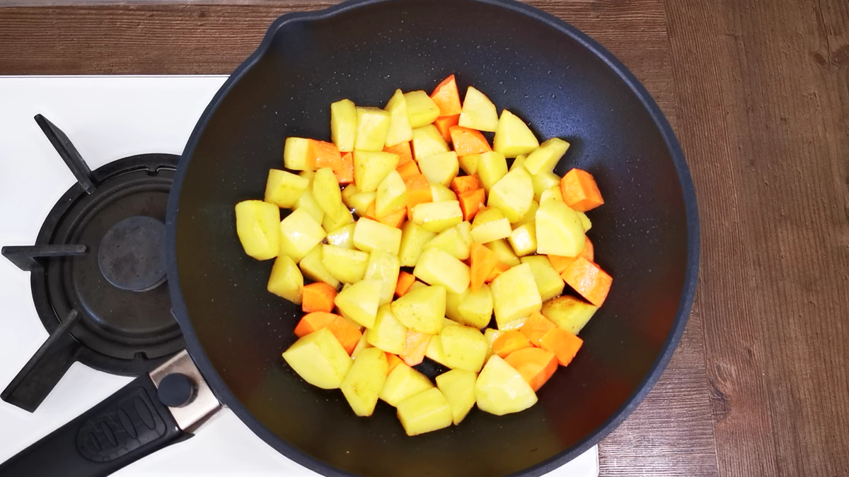 Когда хочется необычной и вкусной картошки, я тушу ее «по-корейски»: ну очень вкусно и готовится просто очень, крупными, обжариваю, покорейски, добавляю, картошку, картошка, кубиками, приготовления, картошки, периодически, сковородку, перец, обязательно, хочется, картофель, морковь, нарезаю, просто, перекладываю