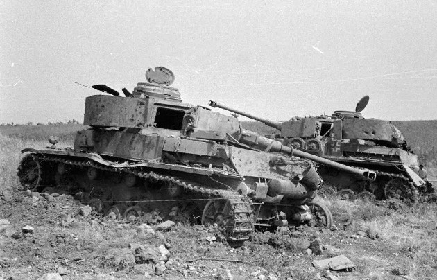 Подбитый немецкий танк PzKpfw IV, фото 1943 года.