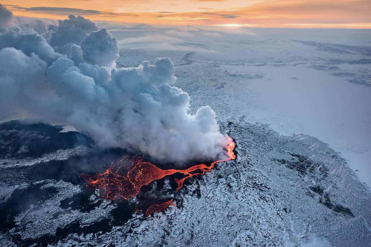 Извержение Холухрауна, снятое с самолета. Iurie Belegurschi