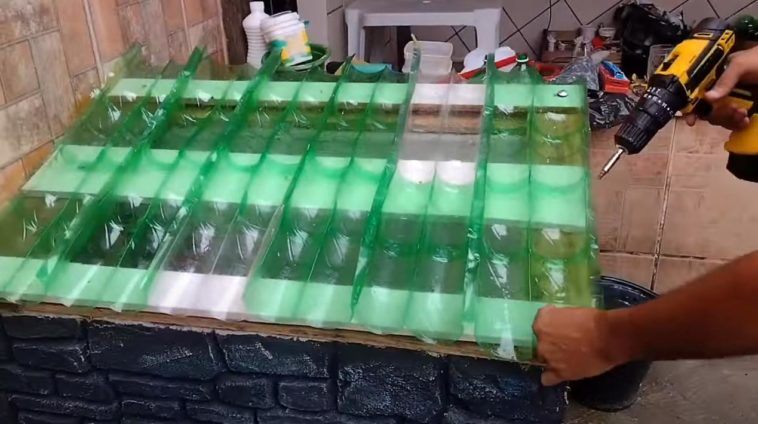 Дешевая крыша из пластиковых бутылок для дачных хозпостроек