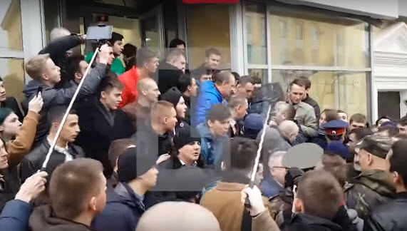 В Волгограде избили Навального за глумление над статуей 