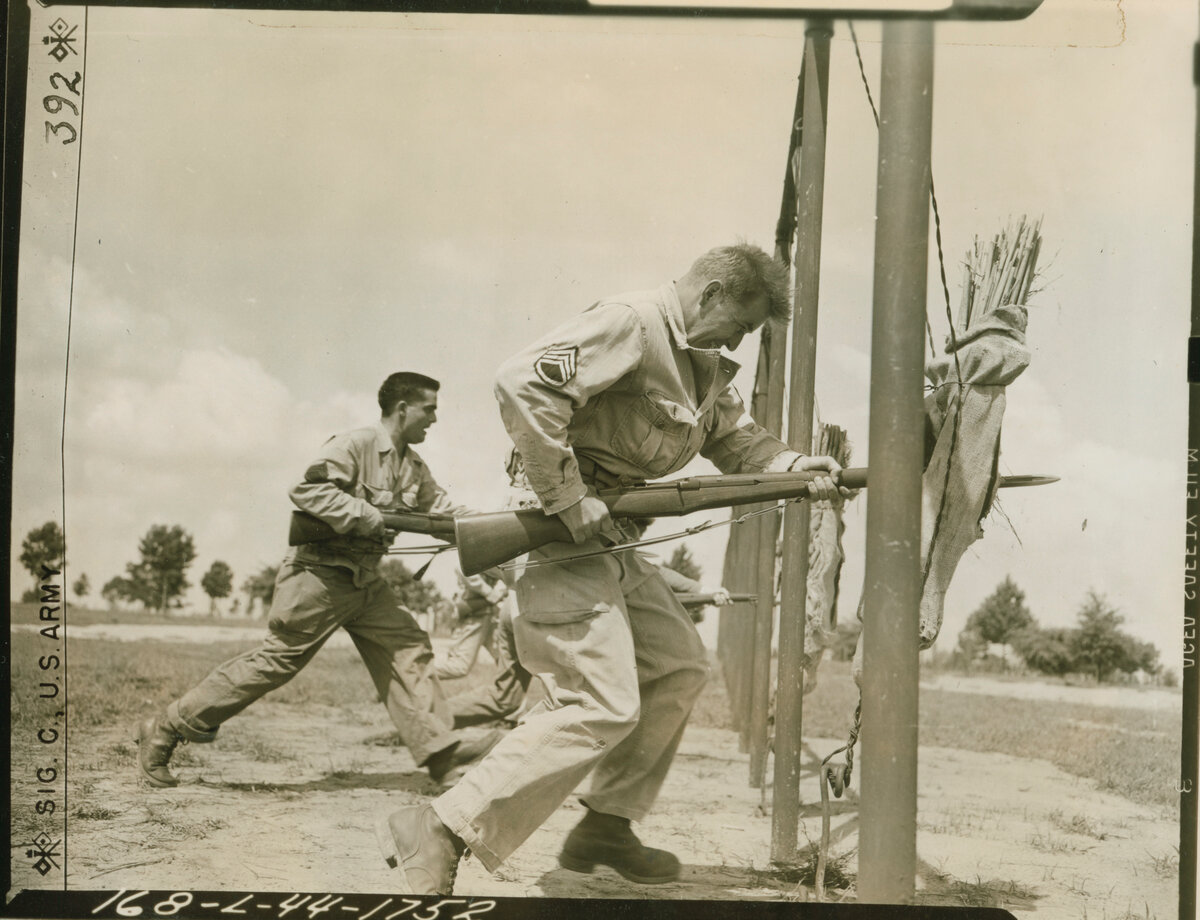 Удар "до трубки" в исполнении американского солдата (1944 г.).