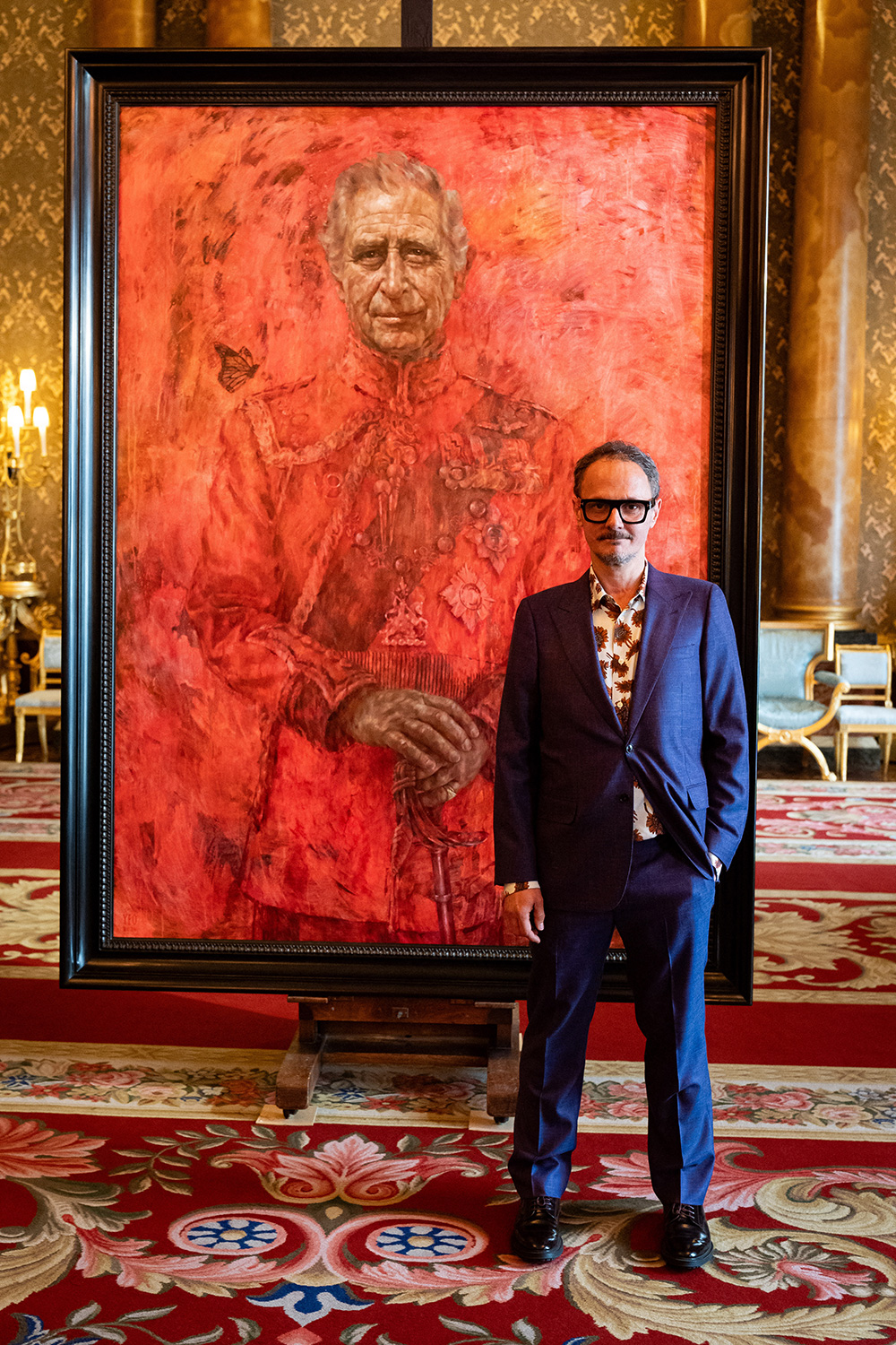 <b>Художник Джонатан Йео на фоне портрета Карла III</b>