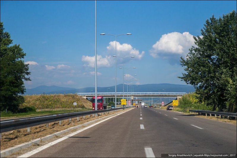Если говорить об основных правилах на сербских дорогах, то они следующие. авто, автопутешествие, движение, дороги, путешествие, сербия, фото, фоторепортаж