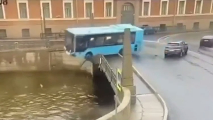 Три человека погибли при падении автобуса в реку в Санкт-Петербурге