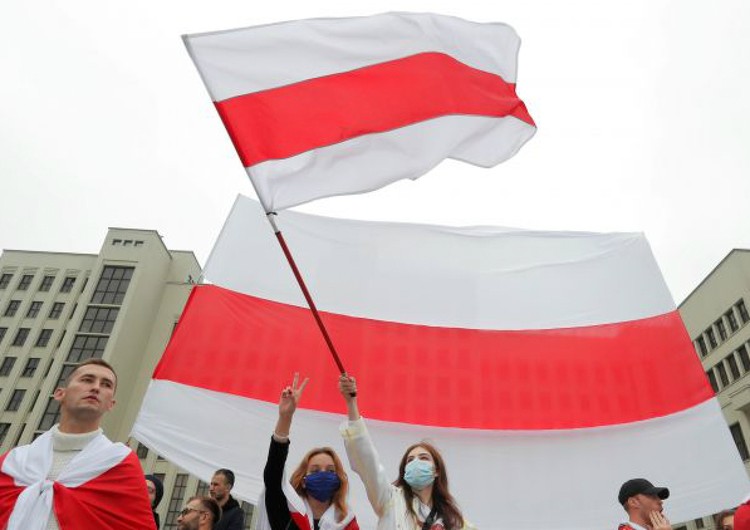 Артиста раздражают красно-бело-красные флаги оппозиции: мол, под ними ходили и те, кто сотрудничал с Гитлером. Фото: Vasily Fedosenko/REUTERS