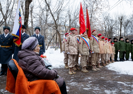 Московские юнармейцы провели парад у дома ветерана Великой Отечественной войны Валентины Петровны Минаевой