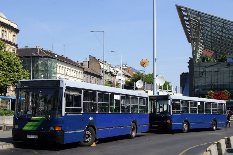 Стайка 415х у местного вокзала автобус, будапешт, венгрия, икарус, общественный транспорт