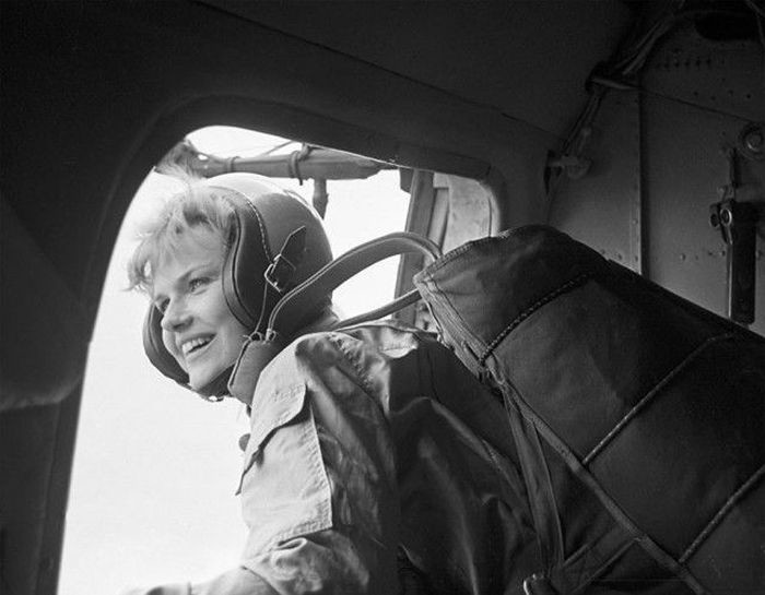 Советская актриса Александра Яковлева прыгает с парашютом, 1985 год. история, люди, события