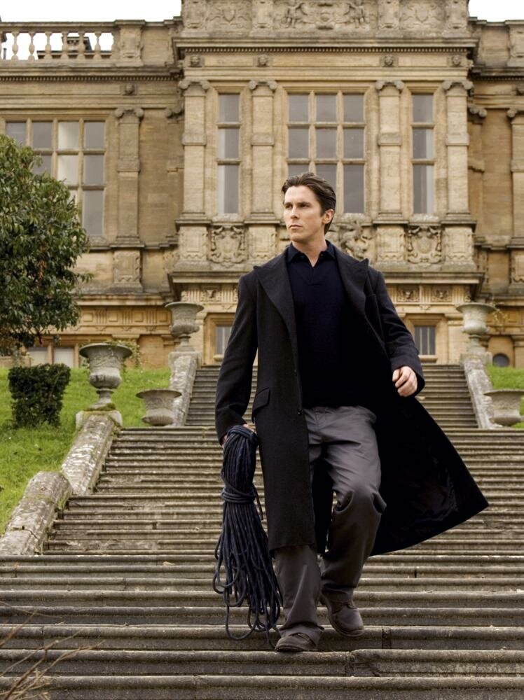 Актер Кристиан Бейл спускается по ступеням замка Ментмор Тауэрс в фильме "Бэтмен: Начало"