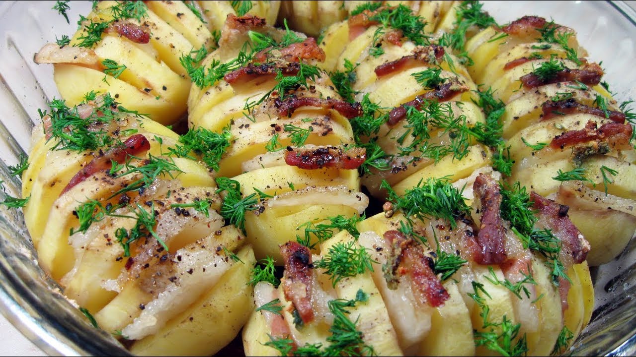 Картофель запеченный с салом. Картошка гармошка. Картошка в духовке. Картошка-гармошка в духовке. Картофель на праздничный стол.