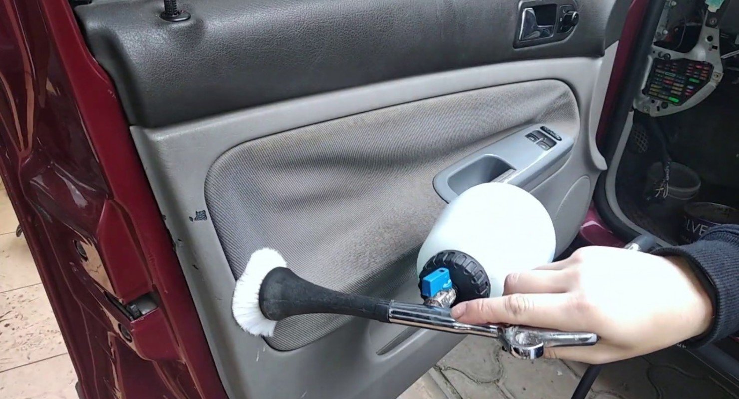 Как убрать загрязнения с обшивки салона в автомобиле Автомобили