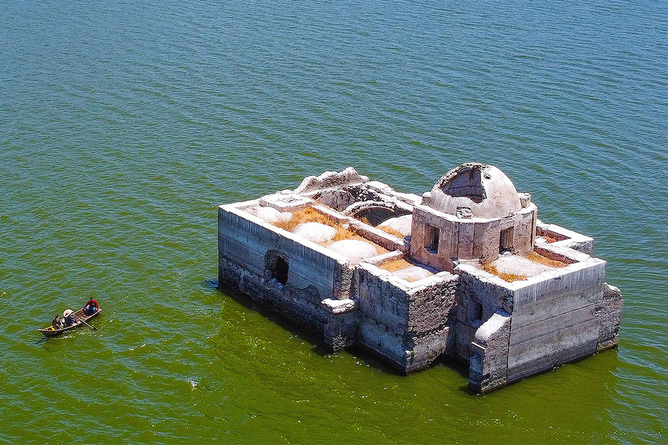 Величественный древний храм показался из воды спустя 40 лет