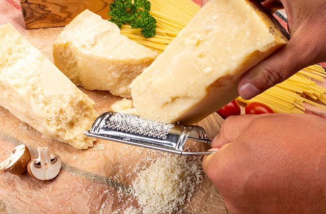 Зачем в сыре дырки? 