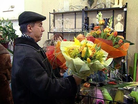 Что подарить на 8 Марта жене, а что любовнице