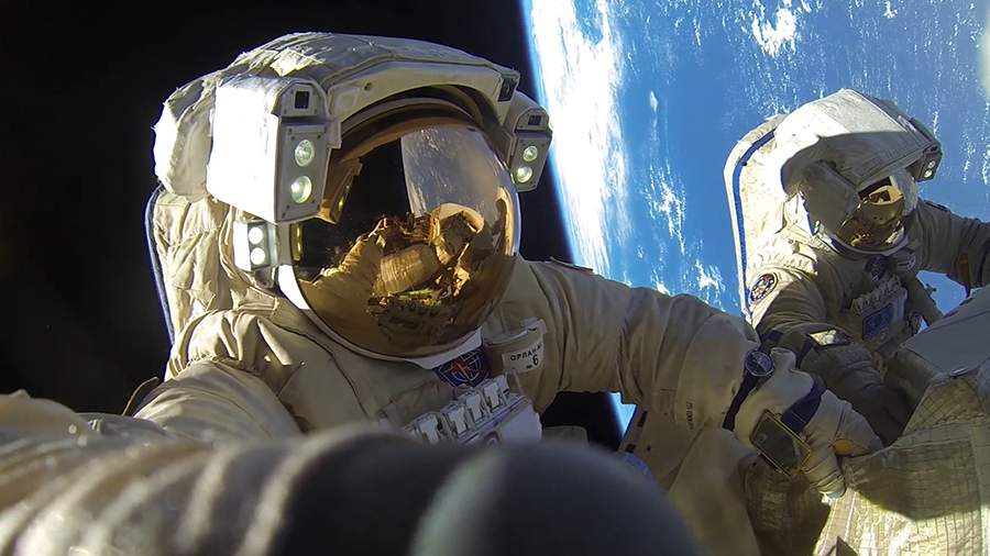 Выход российских космонавтов в открытый космос с борта МКС. Трансляция