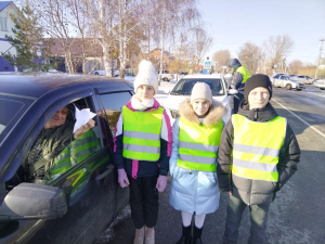 Сотрудники ГИБДД Оренбургской области и команда ЮИД провели акцию «Бумажный журавлик»