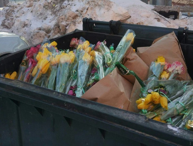 Вот пост про удивительную женщину, которая очень любит цветы) (пост по ссылке) мусор, помойка, прикол, юмор