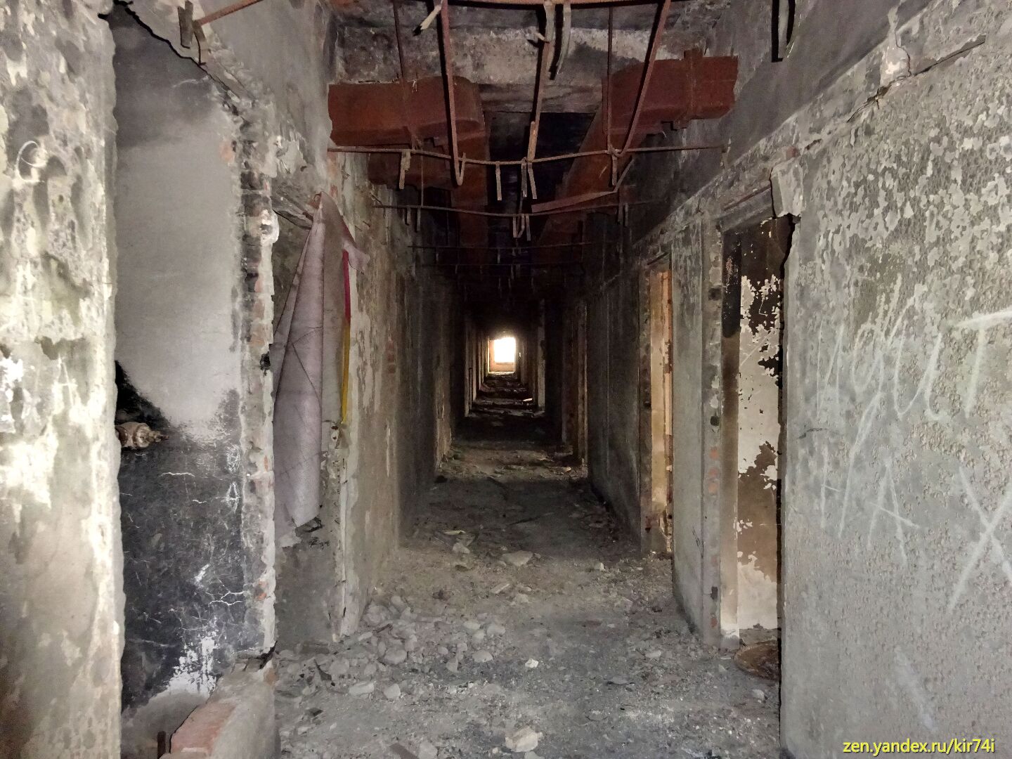 Заброшенный Совмин Абхазии. От подвала до крыши. Часть 6. Попали в основное здание и на крышу Заброшенный Совмин Абхазии. От подвала до крыши. Часть 6. Попали в основное здание и на крышу часть, здания, этажаКоридор, технический, пристройка, правая, вобще, основного, пристройке, никак, левая, здание, просто, отсюда, статьях, будет, привозят, побывать, может, стоилаЕще