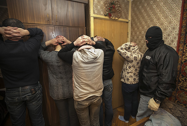 Сотрудники ФСКН задерживают посетителей наркопритона в Восточном округе столицы 