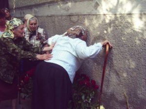 Люди в селе долгое время целовали святой лик на стене. Когда узнали правду, всех стошнило