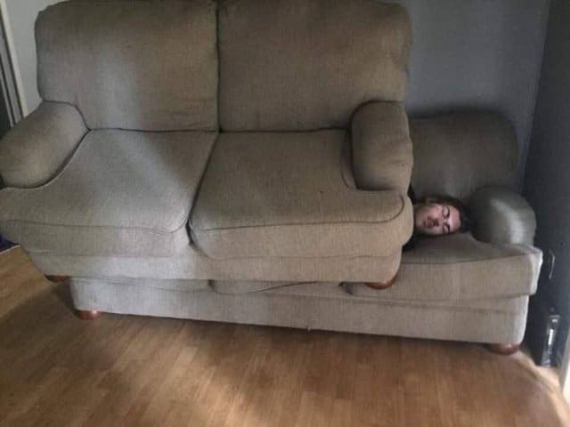парень спит на диване под другим диваном