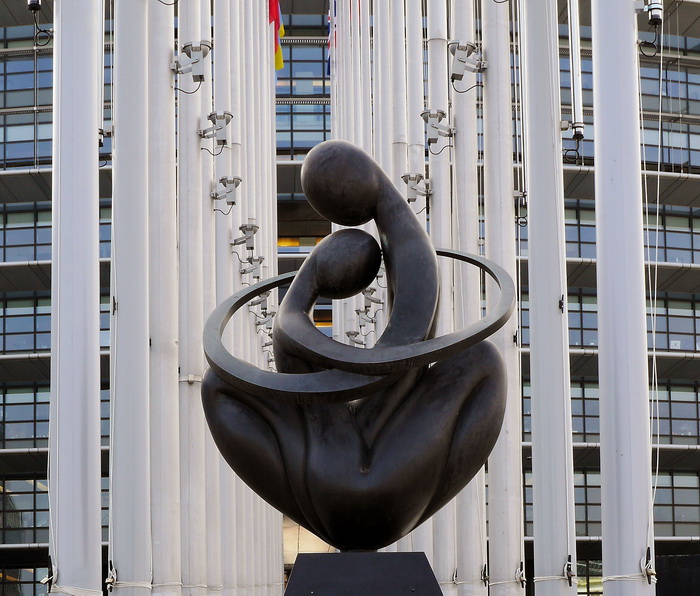Скульптура Людмилы Чериной «Сердце Европы»