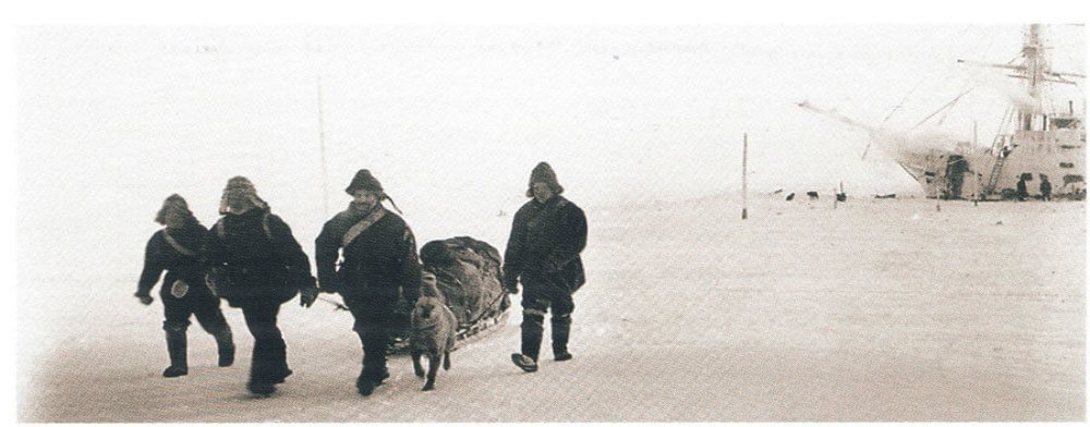 Лейтенант Колчак (3-й слева) со спутниками отправляется на остров Бельковский во время второй зимовки "Зари". 1902 год.