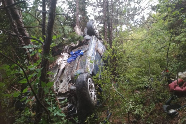 В сорвавшемся с обрыва возле Форосской церкви автомобиле были беременная и подросток 1