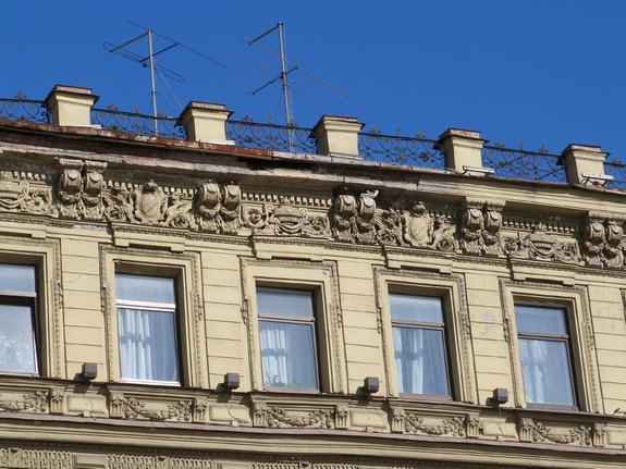 На петербурженку рухнула лепнина, отколовшаяся от фасада дома на Гороховой