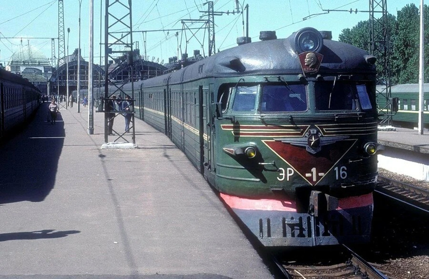 Теплые фотографии времен СССР с советскими автомобилями 