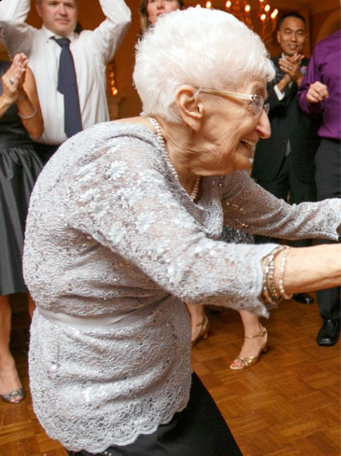 85-летняя бабушка преобразила свое тело с помощью йоги 85-летняя бабушка преобразила свое тело с помощью йоги